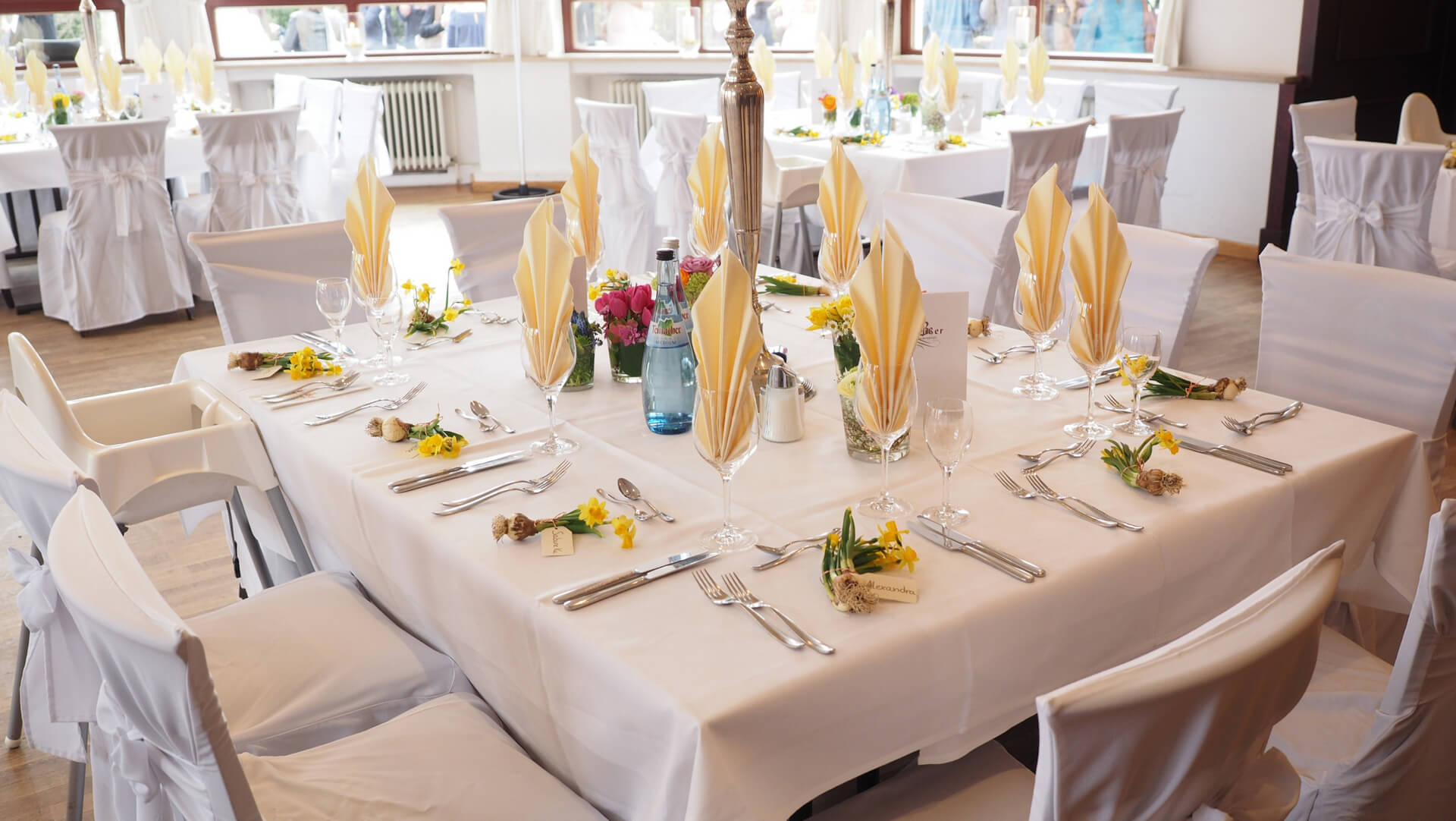 The Ultimate Guide to Renting Tables and Chairs for Your Party